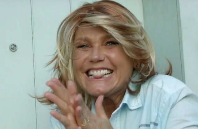 Xuxa tenta surpreender uma suposta fã e é frustrada quando a jovem Jéssica não a reconhece. Foto: YouTube/Reprodução/ Xuxa tenta surpreender uma suposta fã e é frustrada quando a jovem Jéssica não a reconhece. Foto: YouTube/Reprodução/