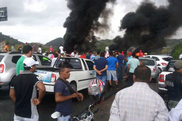 Em Pernambuco, os trabalhadores fecharam algumas rodovias, como a BR-232, nas imediações de Bonança. Foto: Juliana Martins de Sena/Facebook/ Reprodução