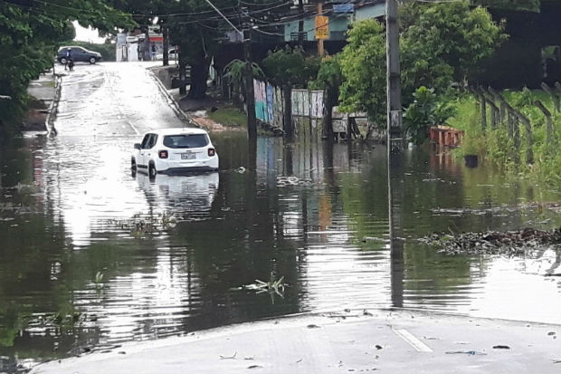 Na Rua Nossa senhora de Fátima, em Jardim São Paulo, alagada, um carro quebrou ao tentar atravessar a via por volta das 6h Foto: Nathalie Oliveira/ Facebook/ Na Rua Nossa senhora de Fátima, em Jardim São Paulo, alagada, um carro quebrou ao tentar atravessar a via por volta das 6h Foto: Nathalie Oliveira/ Facebook/