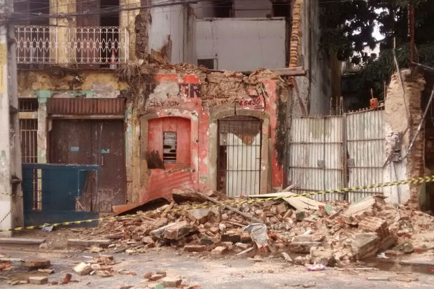 O sobrado desabitado, estava vazio no momento do acidente, provocado também pelas fortes chuvas que atingiam o Recife.
Foto: Carol Sá Leitão/DP./ O sobrado desabitado, estava vazio no momento do acidente, provocado também pelas fortes chuvas que atingiam o Recife.
Foto: Carol Sá Leitão/DP./