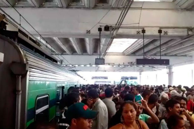 Composição não conseguiu seguir viagem e o trem teve que ser evacuado. Foto: Rodolfo Santana/Cortesia/ Composição não conseguiu seguir viagem e o trem teve que ser evacuado. Foto: Rodolfo Santana/Cortesia/