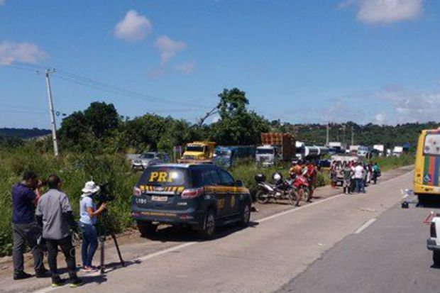 Acidente envolvendo motocicleta, ônibus e atropelamento trava a BR-101. Foto: Daniela Cesar/ Reprodução Facebook/ Acidente envolvendo motocicleta, ônibus e atropelamento trava a BR-101. Foto: Daniela Cesar/ Reprodução Facebook/
