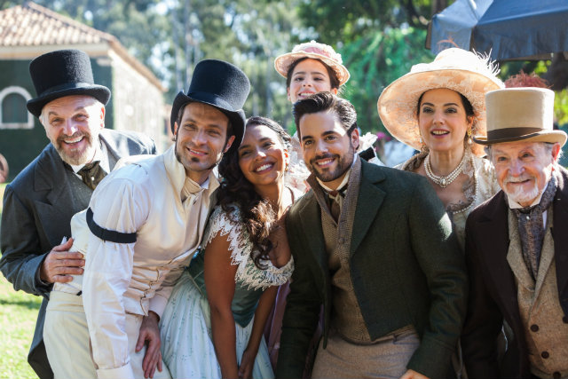 Nos bastidores, o elenco se queixa do atraso da estreia. Foto: Record/Divulgação/ Nos bastidores, o elenco se queixa do atraso da estreia. Foto: Record/Divulgação/
