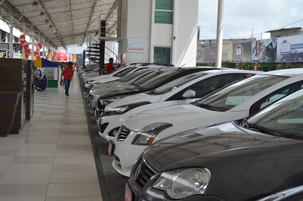 Após nove anos de crescimento nas vendas, setor de carros levará tempo para se recuperar de crise. Foto: Malu Cavalcanti/Especial para o o DP/Arquivo DP/