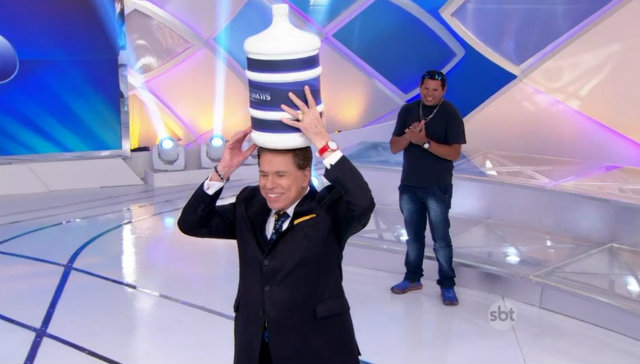 Silvio Santos tentou dançar forró e equilibrar um galão de água na cabeça. Foto: Reprodução/Twitter/ Silvio Santos tentou dançar forró e equilibrar um galão de água na cabeça. Foto: Reprodução/Twitter/