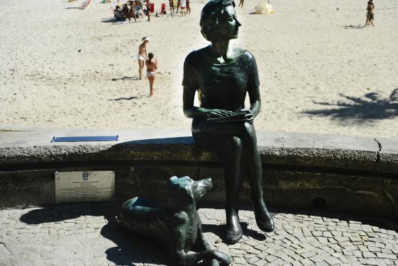 Estátua da escritora Clarice Lispector e seu cão Ulisses, no Leme. Foto: Fernando Frazão/Agência Brasil/ Estátua da escritora Clarice Lispector e seu cão Ulisses, no Leme. Foto: Fernando Frazão/Agência Brasil/