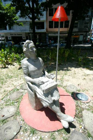 Uma estátua de Clarice, do artista Demétrio Albuquerque, fica na Praça Maciel Pinheiro, no Recife, em frente à casa onde ela morou. Foto: Jaqueline Maia/DP