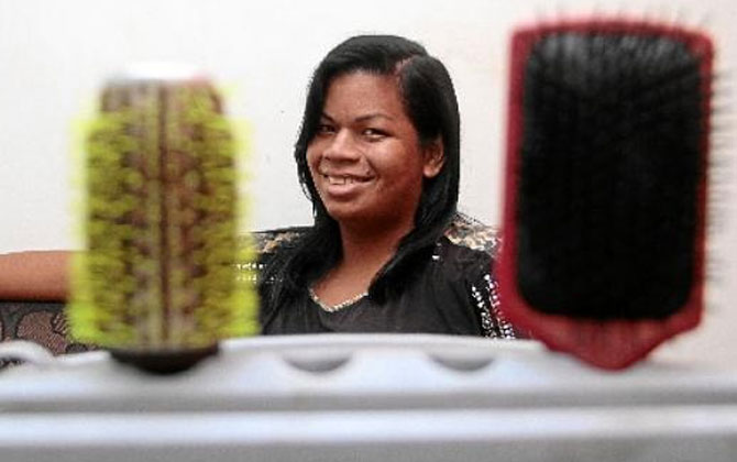 Nathália Vasconcellos fez vários cursos com o intuito de abrir o próprio salão de beleza: sonho prestes de sair do papel. Foto: Ana Rayssa/CB/DA Press/