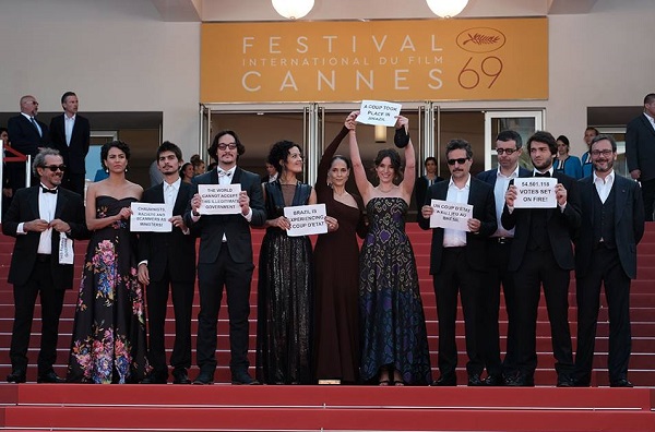 Equipe de Aquarius protesta contra a situação política do Brasil no tapete vermelho de Cannes. Foto: M. Petit - FDC/ Divulgação