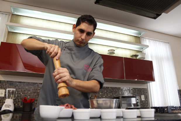 Clientes vão aprender a fazer Frango Xadrez. Foto: Rodrigo Silva/Esp.DP/ Clientes vão aprender a fazer Frango Xadrez. Foto: Rodrigo Silva/Esp.DP/