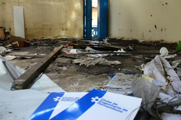 Em situação de abandono, o imóvel está com lixo, dejetos e ainda documentos dos membros do Clube de Engenharia.
Foto: Karina Morais/Esp.DP.