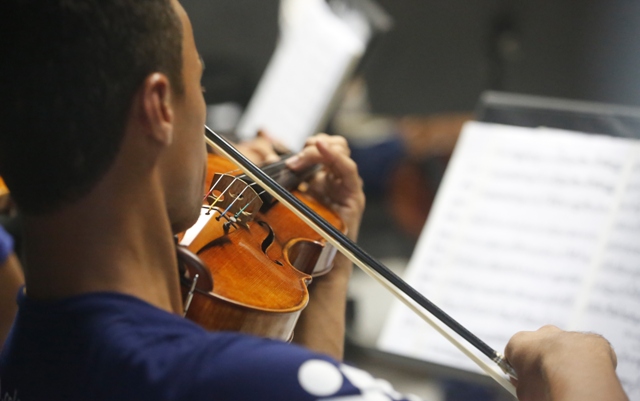 Movimento Armorial ganha novo fôlego no ensino de música clássica em Pernambuco. Na foto, o violinista Iuri Tavares, da Orquestra Criança Cidadã. Foto: Rafael Martins/DP/