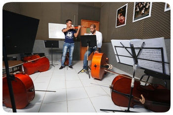 O maestro Nilson Galvão coordena a execução de peças armoriais na orquestra de crianças e jovens. Foto: Rafael Martins/DP
