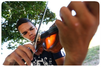 Iuri está na OCC há sete anos, e hoje atua como primeiro violinista da orquestra. Foto: Rafael Martins/DP