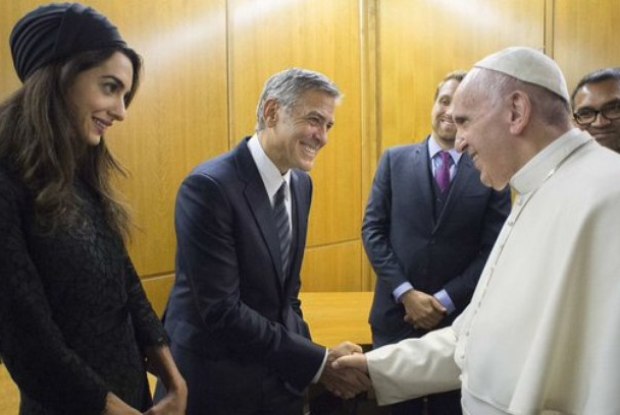 Papa recebe George Clooney no Vaticano. Foto: Twitter/Reprodução/ Papa recebe George Clooney no Vaticano. Foto: Twitter/Reprodução/