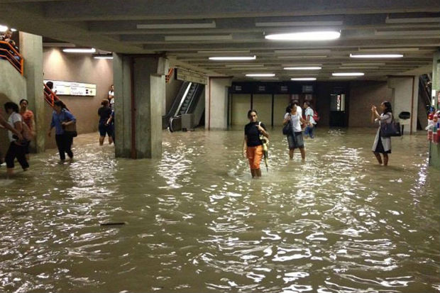 Usuários informaram que na a Estação Joana Bezerra o nível da água atingiu cerca de um metro de altura. Foto: Laís Kallyane/ Cortesia/