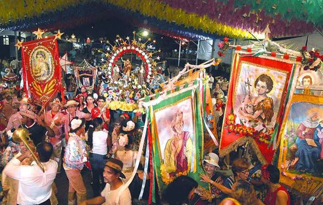 Em cada lugar do pa&iacute;s, a mistura de aspectos culturais com religiosos resulta em festejos &uacute;nicos. Foto: Wanda Lenhart/Suryananda/Reprodu&ccedil;&atilde;o/