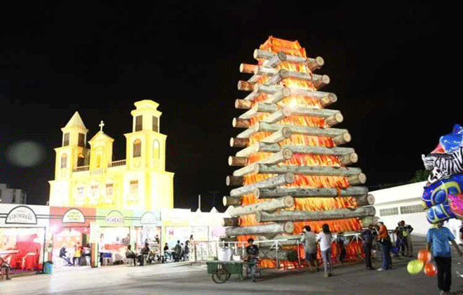 Diz a lenda que quem saltar a fogueira por um número ímpar de vezes fica protegido dos males pelo resto do ano. Foto: Celso Cesar Júnior/Flickr
