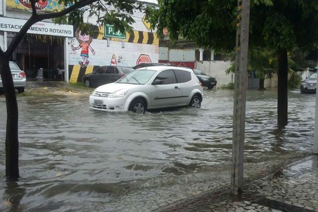 Rua Marques do Amorim, na Ilha do Leite, ficou alagada. Foto: Adaíra Sene/ DP