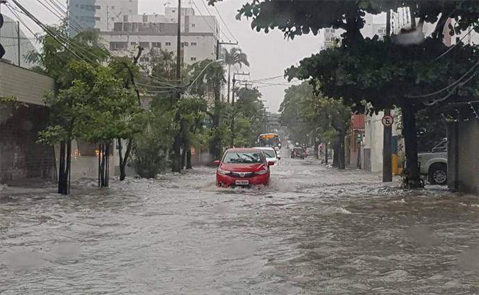 Em Casa Amarela, na Zona Norte do Recife, várias ruas também estão alagadas. Foto: Fred Figueiroa/DP