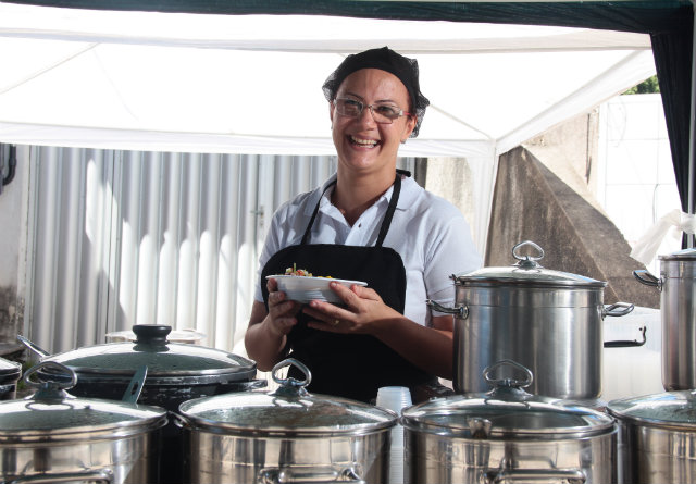 A feijoada Marurão, na Praça do Rosarinho, é comandada por Lucivânia Santos e o marido, Júlio Santana, há dois anos. Foto: Brenda Alcantara/DP/ A feijoada Marurão, na Praça do Rosarinho, é comandada por Lucivânia Santos e o marido, Júlio Santana, há dois anos. Foto: Brenda Alcantara/DP/