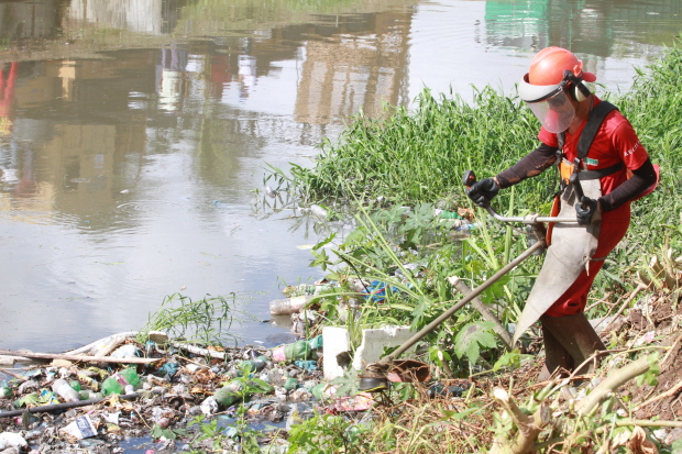 Limpeza de canais está entre as ações realizadas para mitigar estragos. Foto: Teresa Maia/DP.