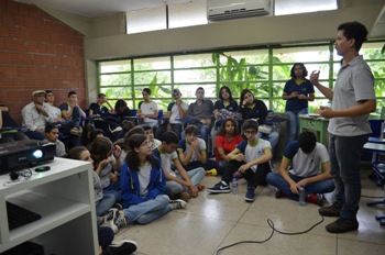 Nas salas de aula, os jovens falam sobre preservação ambiental, música, política e inclusão social. Foto: Arquivo pessoal/Divulgação