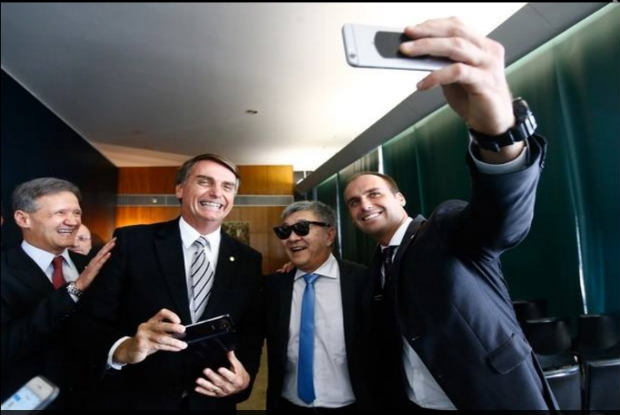 Foto da selfie foi divulgada nas redes sociais. Foto: Reprodução da internet