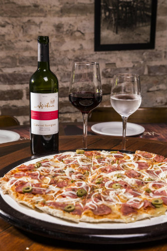 O menu do Vila Foria é composto por entrada, pizza grande, petit gateau e garrafa de vinho tinto ou branco. Foto: Divulgação
