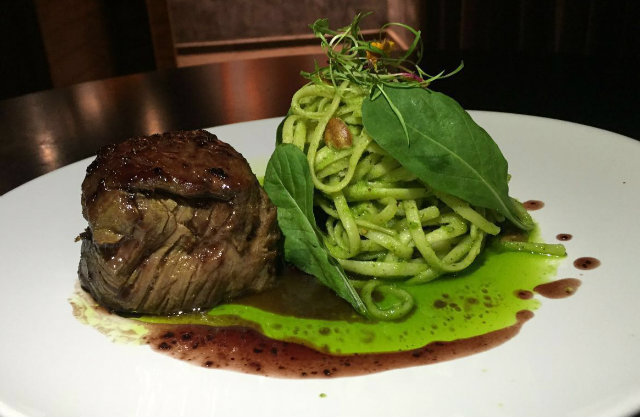O Pisco serve um Filé ao Chisô (Escalope de filé mignon ao suave molho de jabuticaba, acompanha linguine ao pesto japonês com rúcula, chisô e castanha do Pará). Foto: Divulgação