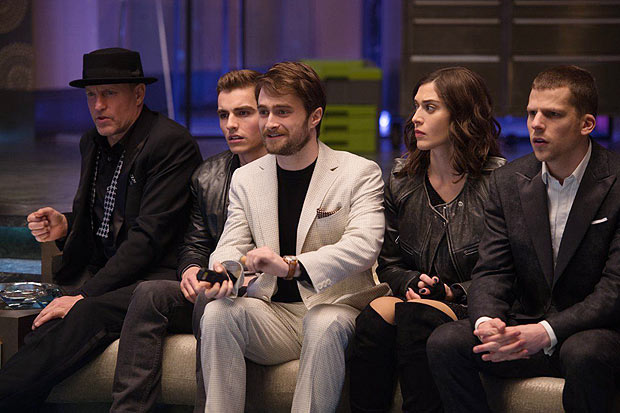 Daniel Radcliffe (de branco) é o vilão do novo filme dos ilusionistas, que tem elenco de peso/Paris Filmes/ Divulgação Daniel Radcliffe (de branco) é o vilão do novo filme dos ilusionistas, que tem elenco de peso/Paris Filmes/ Divulgação