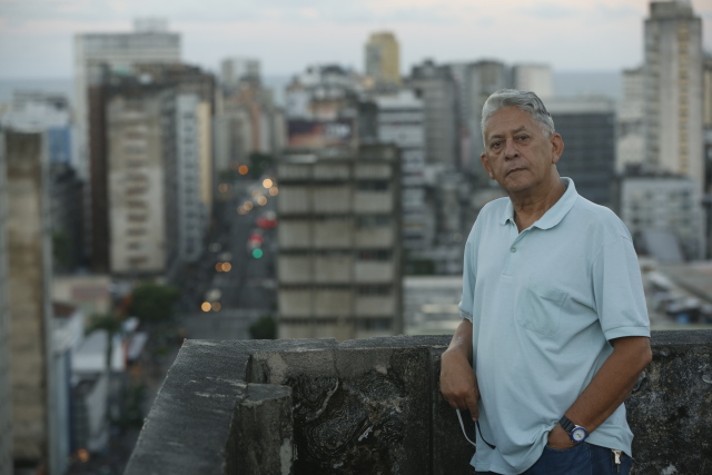 Psicoterapeuta e jornalista Horácio Neto, 68 anos, vive há 10 anos no edifício Ambassador, um dos mais tradicionais da Boa Vista. Crédito: Rafael Martins/ Esp. DP