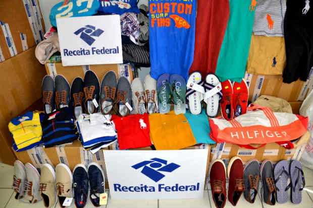 Nas lojas, foram apreendidos 1.325 itens, entre roupas e sapatos de marcas consideradas de elevado padrão. Foto: Receita Federal/Divulgação/ Nas lojas, foram apreendidos 1.325 itens, entre roupas e sapatos de marcas consideradas de elevado padrão. Foto: Receita Federal/Divulgação/
