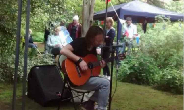 Thom Yorke assumiu o viol&atilde;o no quintal da vizinha em Oxford (foto: Reprodu&ccedil;&atilde;o Intagram)/