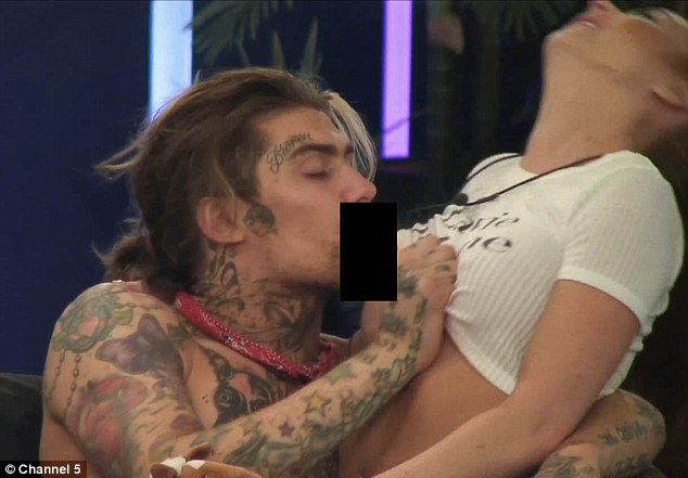 Programa exibiu ao vivo episódios de carícias entre os participantes Laura Carter e Marco Pierre White Jr. Foto: Reprodução/Channel 5