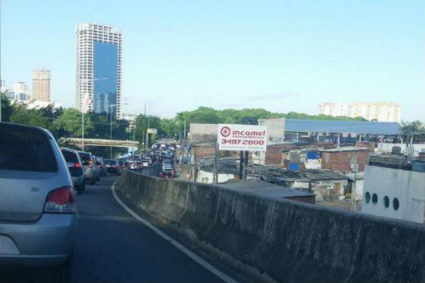Queda do poste interrompeu o fluxo da via, causando um grande congestionamento. Foto:  Whatsassp/Cortesia/