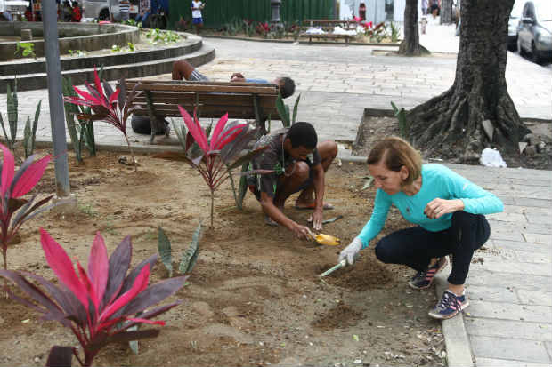 O grupo Amantes do Recife já plantou mudas em locais como a Praça 17, no bairro de Santo Antônio. Crédito: Júlio Jacobina/D.P/D.A. Press