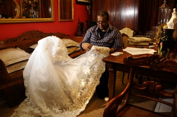 Os vestidos de noiva e de festa são especialidades de Paulo. Foto: Paulo Paiva/DP