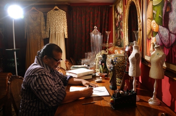 No atelier, o estilista recorda as tendências das últimas cinco décadas dedicadas à moda. Foto: Paulo Paiva/DP