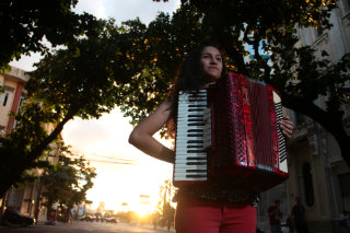 Karoline Maciel teve aulas com o Mestre Camarão desde a infância. Foto: Brenda Alcantara/DP