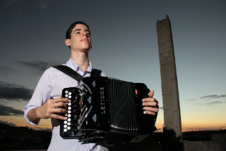 Paulo Henrique descobriu a sanfona nos braços do avô. Foto: Brenda Alcantara/DP