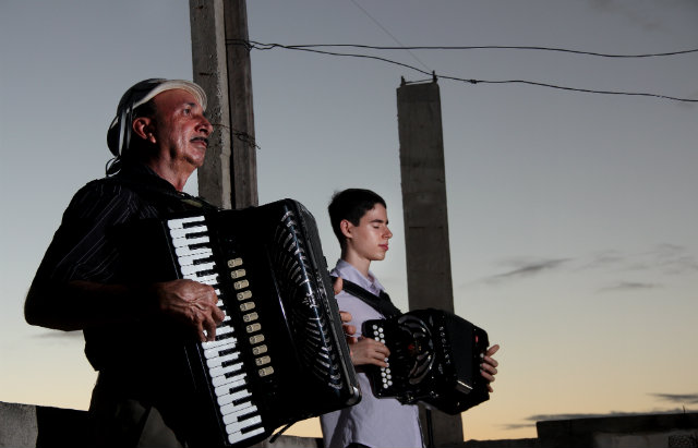 Deda do Acordeon orienta o filho, em quem deposita esperança de perpetuar seu legado. Foto: Brenda Alcantara/DP