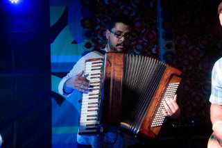 Julio Cesar é professor de acordeon no Conservatório Pernambucano de Música, onde o instrumento ganhou curso em 2009. Foto: Facebook/Reprodução