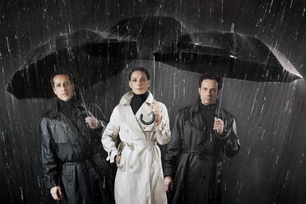 Espetáculo conta com Otávio Martins (à esq.), Carolina Ferraz e Fernando Pavão. Crédito: Priscila Prade/Divulgação/