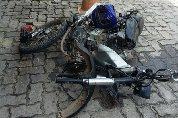 Duas pessoas ficaram feridas depois que a motocicleta onde elas seguiam ter se chocado contra um poste. Foto: Bombeiros/ Divulga&ccedil;&atilde;o/