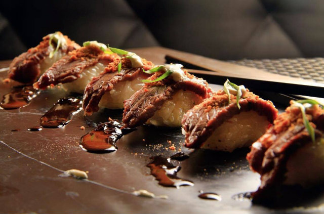 O carro-chefe da casa é o Sushi de carne de sol, finalizado com manteiga de garrafa, inspirado no Sushi de kobe beef servido em restaurantes japoneses de Nova York. Foto: Sérgio Lobo/Divulgação/ O carro-chefe da casa é o Sushi de carne de sol, finalizado com manteiga de garrafa, inspirado no Sushi de kobe beef servido em restaurantes japoneses de Nova York. Foto: Sérgio Lobo/Divulgação/