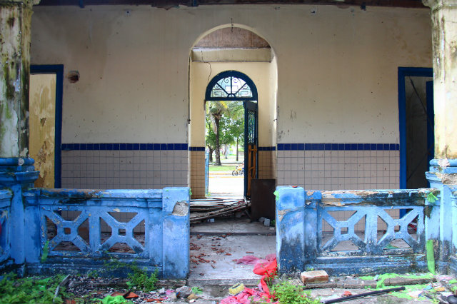 No interior do imóvel, podem ser encontrados entulhos pelo chão. Vizinhos relatam ainda que há consumo de drogas dentro do casarão. Foto: Karina Morais/Esp.DP