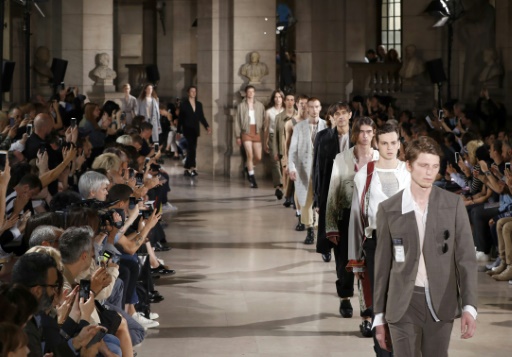 Modelos apresentam criações de Margiela, em Paris, no dia 24 de junho de 2016. © AFP FRANCOIS GUILLOT/ Modelos apresentam criações de Margiela, em Paris, no dia 24 de junho de 2016. © AFP FRANCOIS GUILLOT/