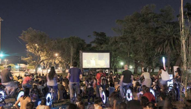 A iniciativa tem o objetivo de incentivar a mobilidade urbana e ocupar praças e espaços públicos. Foto: Cine Pedal/Divulgação