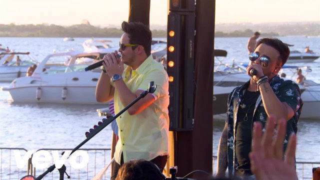 Dupla sertaneja comanda festa sunset e apresenta show do DVD Na praia. Foo: Reprodução/YouTube